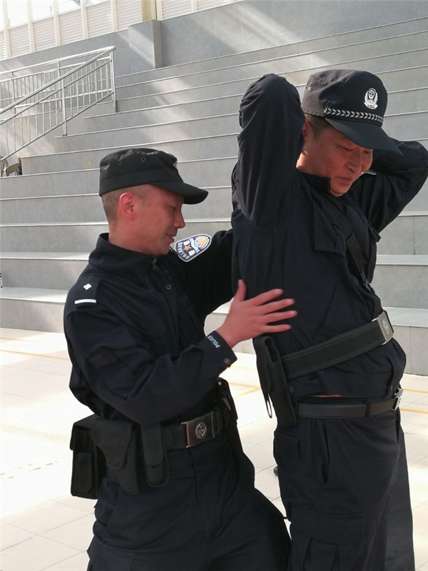 搜身带离技术训练,立足实用,注重实效