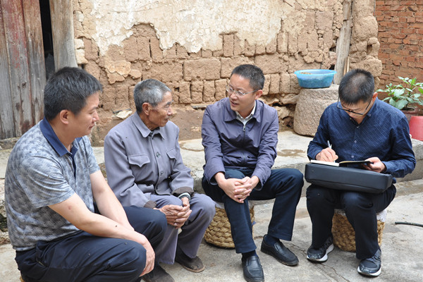 石林县委常委,县纪委书记张晖带领调查组在板桥街道洗洒海村向贫困