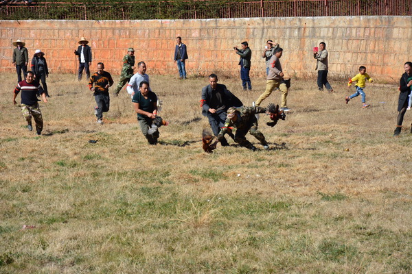 【纪检人镜头】密枝节徒手抓"飞鸡"振兴传统节日践行核心价值观