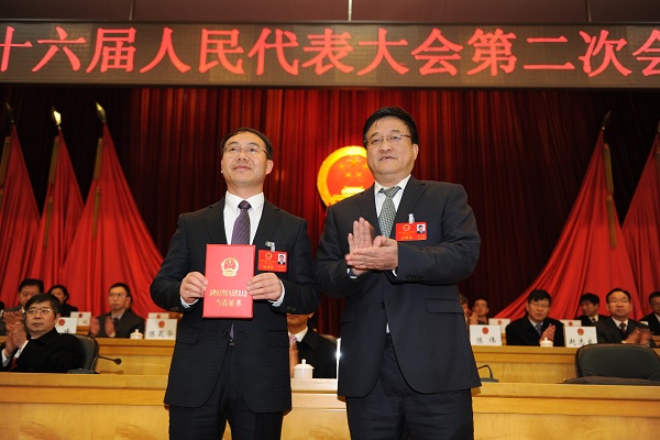 五华区人大常委会主任苏天福向新当选的五华区监察委员会主任马汝恒