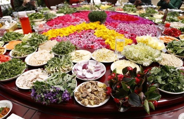 喝上一壶花饮,吃上一桌花宴