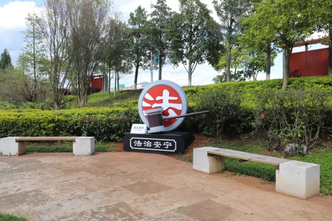 历史文化结合起来,形成了"一步一景"的法治文化景观,让群众在休闲娱乐